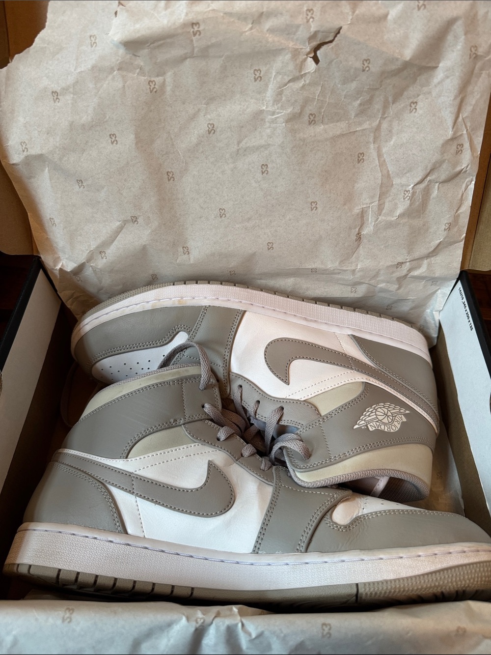 Nike Air Jordan 1 Mid in Grey & White